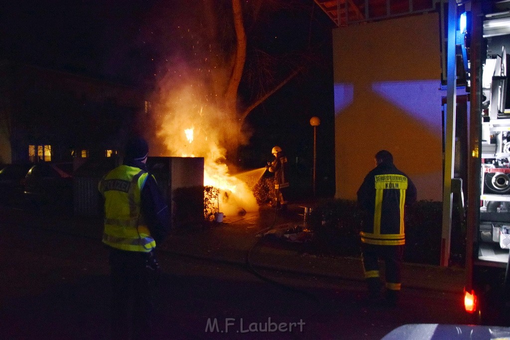 Mehrere Muell Sperrmuellbraende Köln Vingst Ansbacherstr P19.JPG - Miklos Laubert